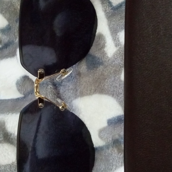 SUNNIES - Picture 3 of 4